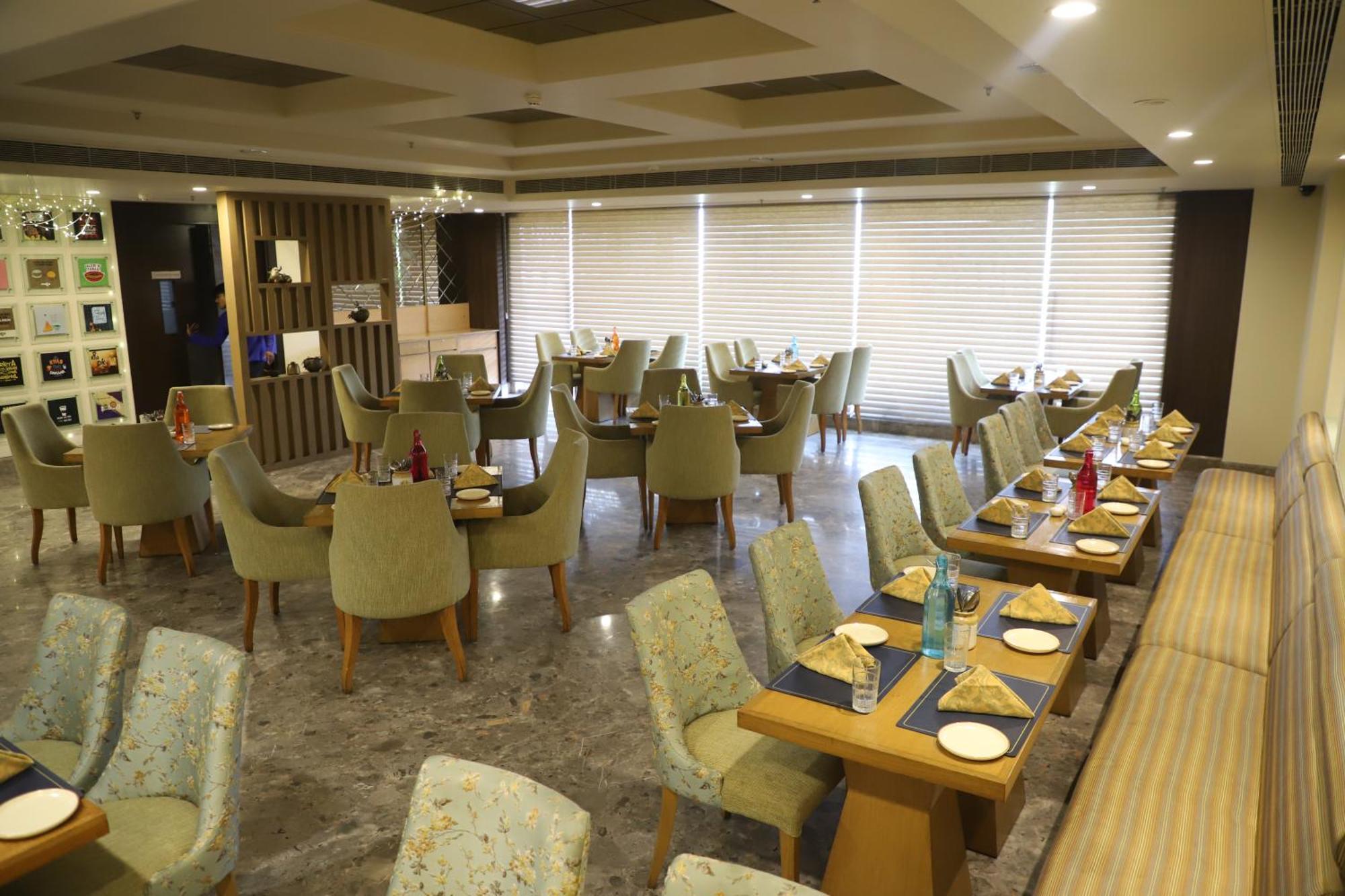 Efcee Sarovar Premiere Bhavnagar Exteriör bild