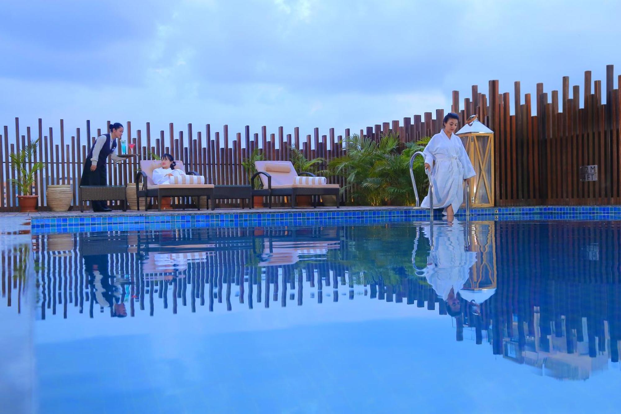 Efcee Sarovar Premiere Bhavnagar Exteriör bild