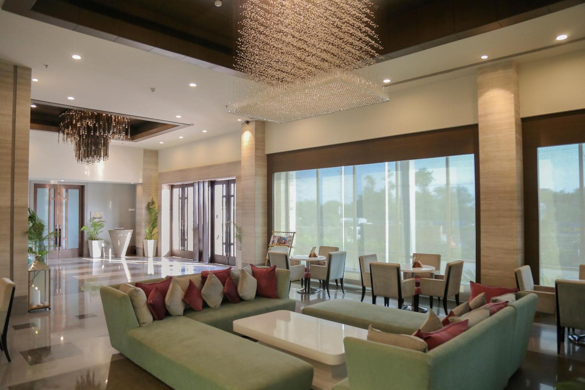 Efcee Sarovar Premiere Bhavnagar Exteriör bild