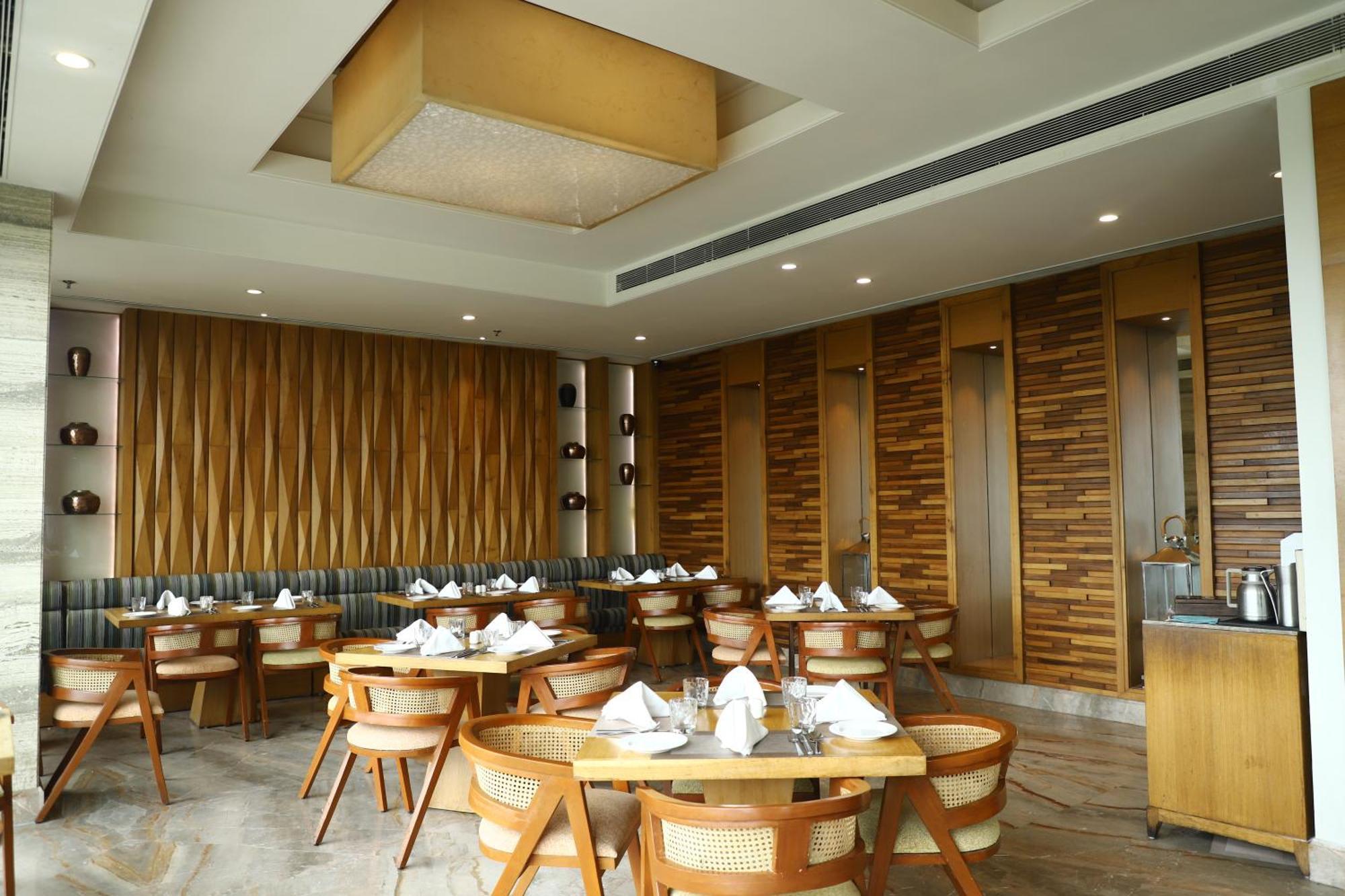 Efcee Sarovar Premiere Bhavnagar Exteriör bild