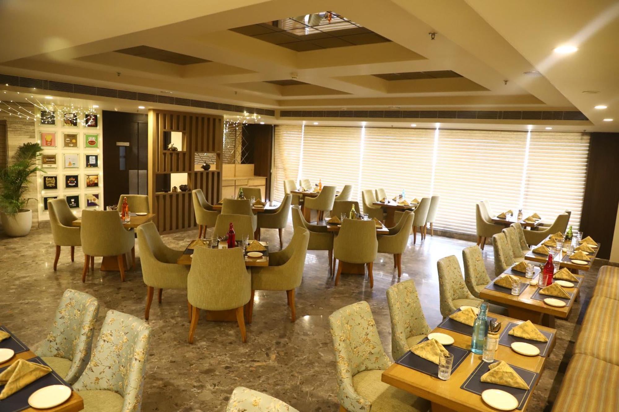 Efcee Sarovar Premiere Bhavnagar Exteriör bild
